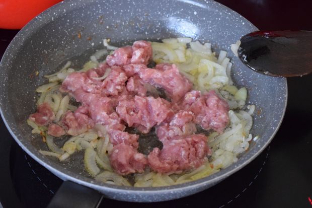 Zapiekanka z kapusty włoskiej i mięsa mielonego