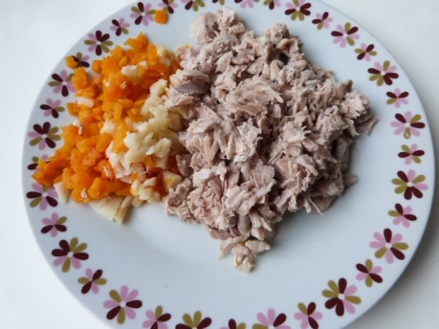 Zapiekanka z makaronu, mięsa i warzyw