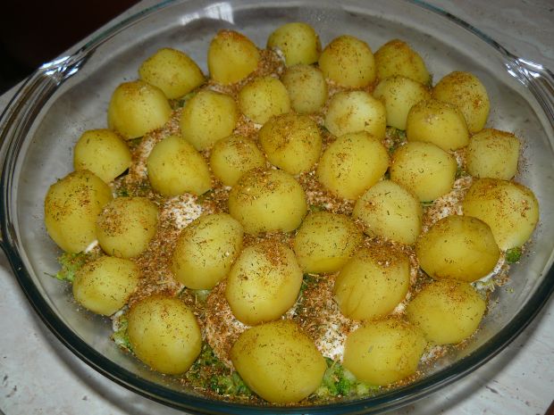 Zapiekanka z młodych ziemniaków z brokułem
