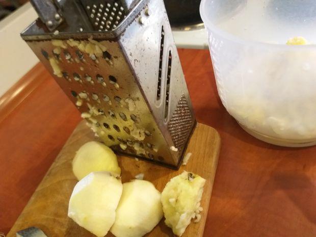 Żeberka pieczone w startych ziemniakach