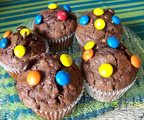 Ziarenkowe muffinki czekoladowe z M&M's