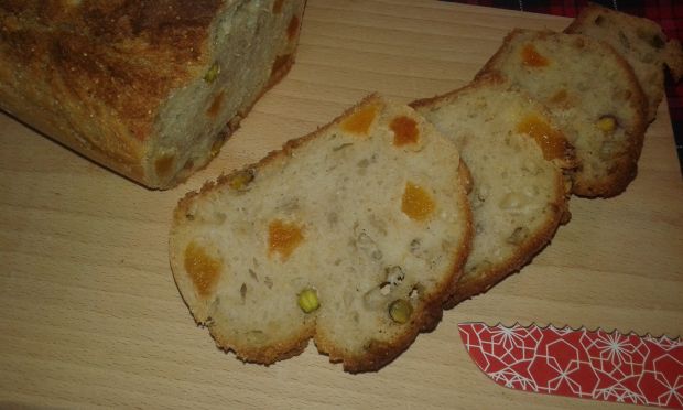 Ziarnisto - maślankowy chlebek z morelami