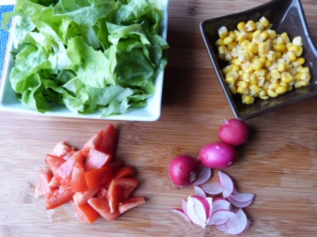 Zielona sałata z rzodkiewką i kukurydzą