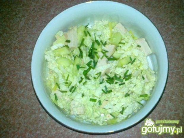 Zielona sałatka z gotowanym kurczakiem