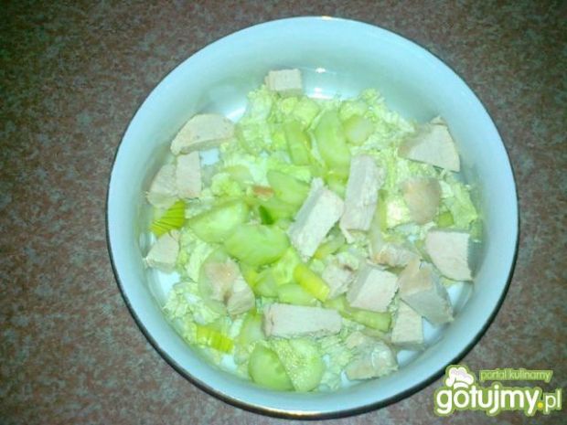 Zielona sałatka z gotowanym kurczakiem