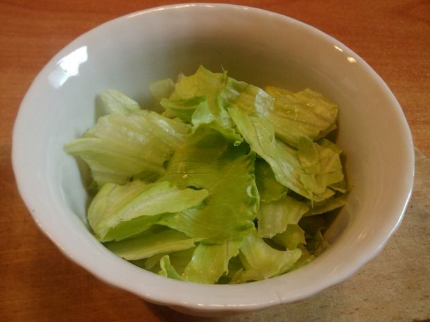 Zielona sałatka z kabanosami drobiowymi 