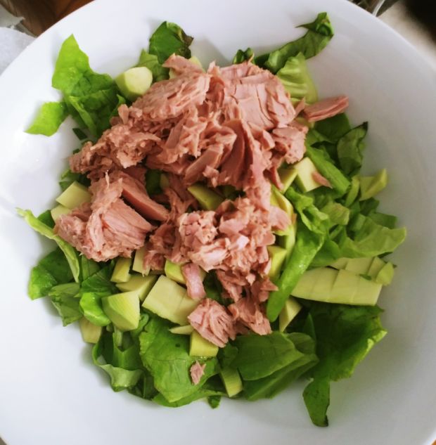 Zielona sałatka z tuńczykiem i camembertem