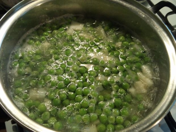 Zielona zupa groszkowa