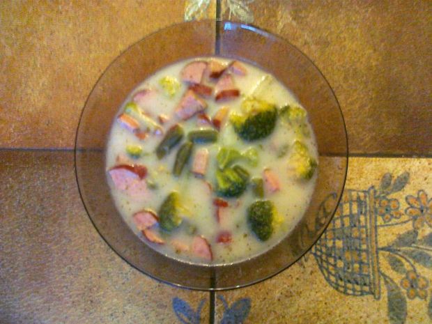 Zielona zupa z brokułów i fasolki szparagowej