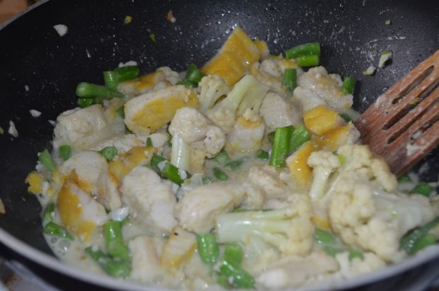 Zielone curry z rybą i warzywami na kuskusie