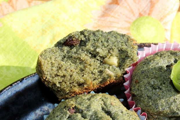 Zielone muffiny kukurydziane z rodzyn. i mini kiwi