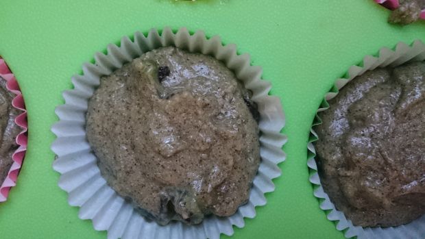 Zielone muffiny kukurydziane z rodzyn. i mini kiwi