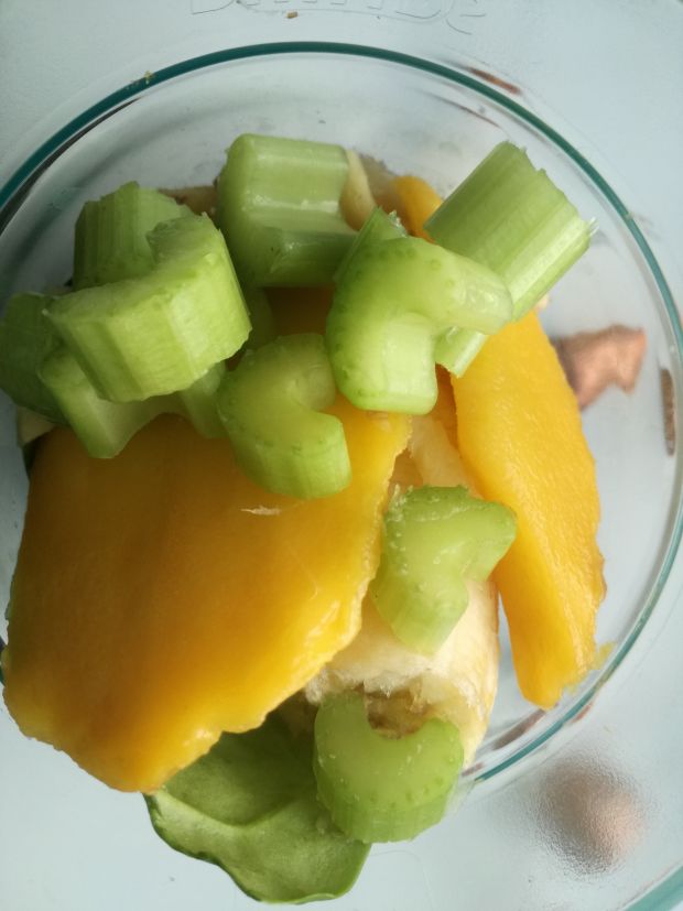 Zielone smoothie z mango i selerem