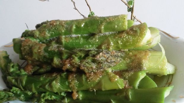 Zielone szparagi polane bułką tartą