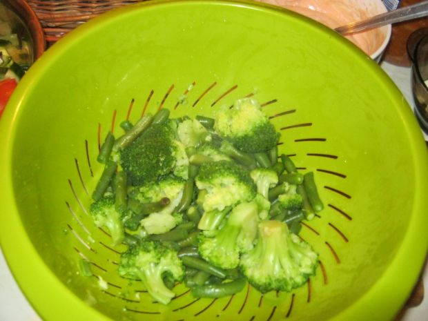 ,,Zielono mi”- kolorowa sałatka z sosem