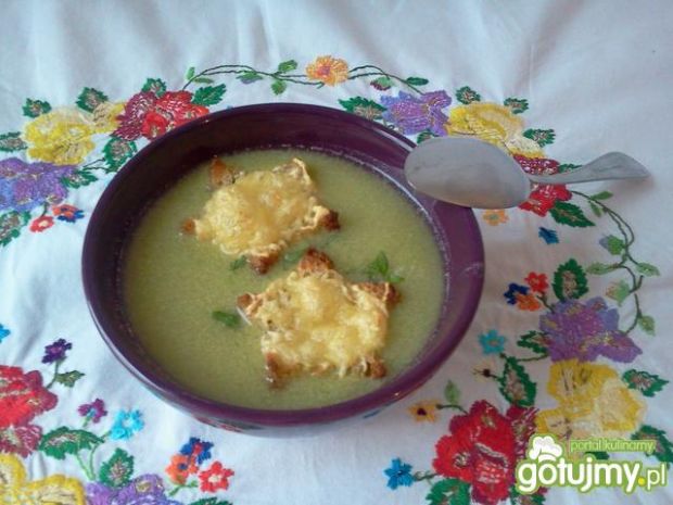 Zielonogroszkowa zupa-krem z grzankami