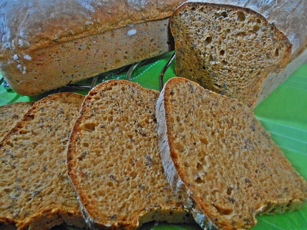 Ziemniaczany chleb z pieczoną papryką i pesto