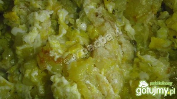 Ziemniaczki smażone z jajkami i makrelą 