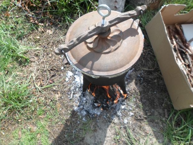 Ziemniaki pieczone w kociołku na ognisku