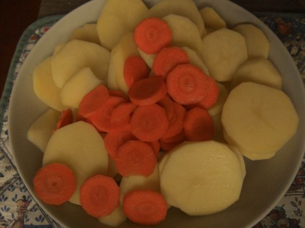 Ziemniaki pieczone z marchwią i cebulą 