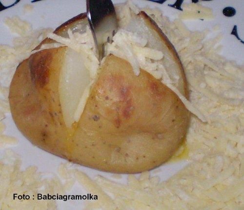 Ziemniaki pieczone z masłem i serem :