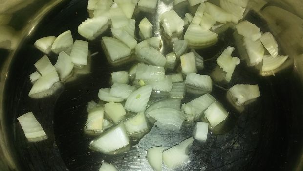 Ziemniaki smażone podane z sosem pieczarkowym