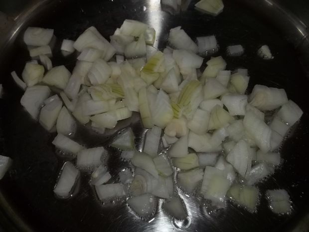 Ziemniaki smażone z cebulą i kiełbasą