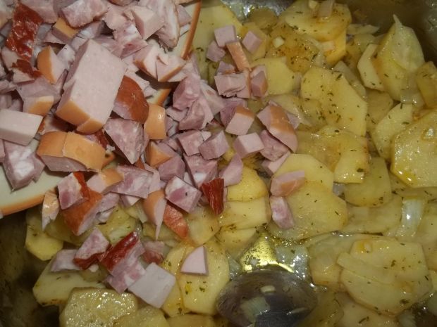 Ziemniaki smażone z cebulą i kiełbasą