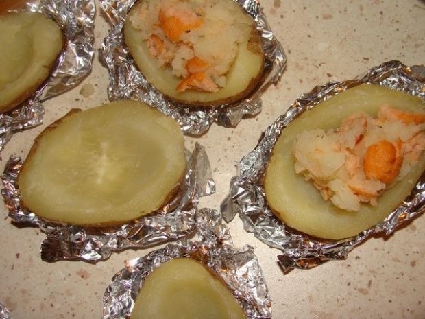 Ziemniaki w mundurkach faszerowane łososiem