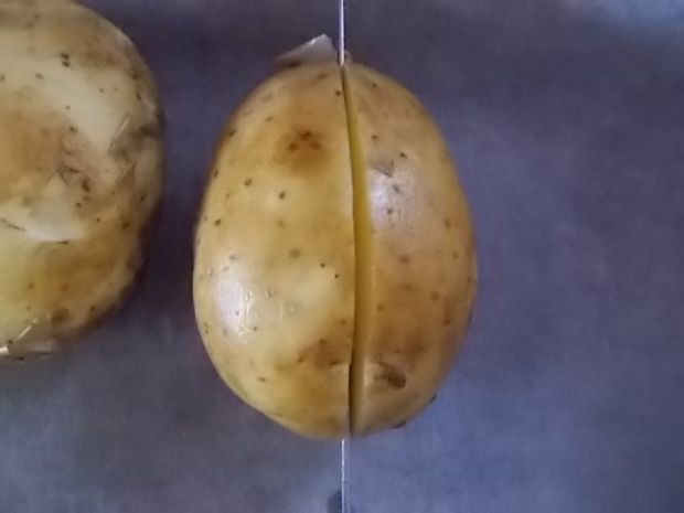Ziemniaki w mundurkach z sosem koperkowym