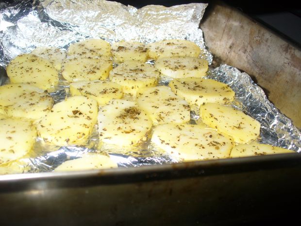 Ziemniaki w plasterkach pieczone w piekarnkiu
