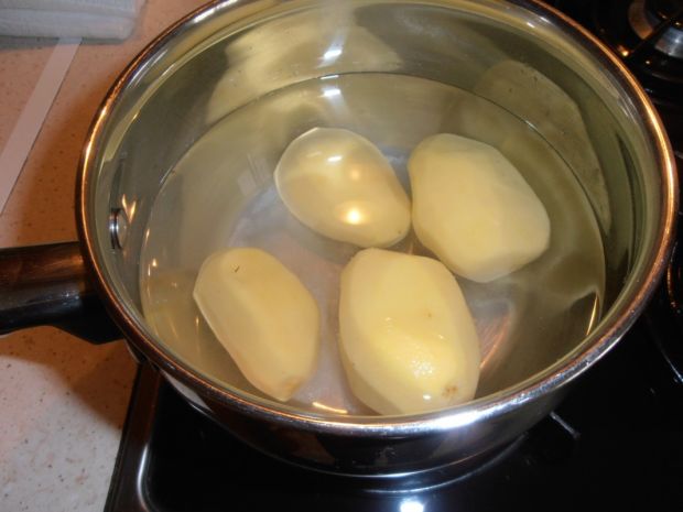 Ziemniaki z rzodkiewką i sosem 