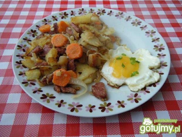 Ziemniaki z wędliną, cebulą i jajkiem