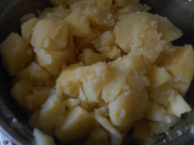 Ziemniaki zapiekane z kiełbasą i serem
