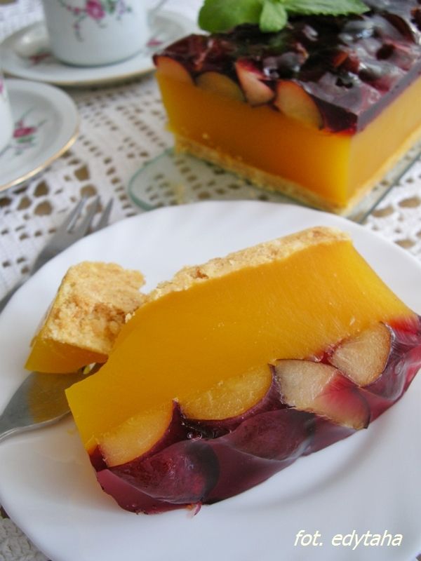 Zimny torcik mango ze śliwkami i nutką jagody