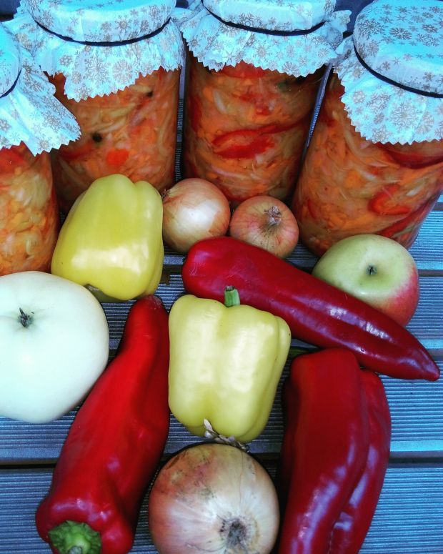 Zimowa sałatka - cukinia, jabłka, marchew, papryka