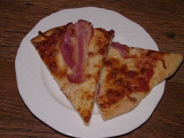 Ziołowa pizza z serem i bekonem
