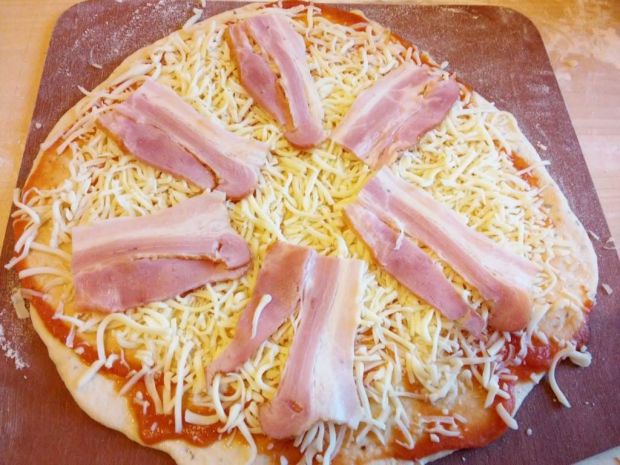 Ziołowa pizza z serem i bekonem