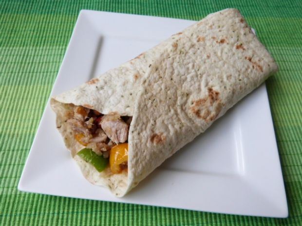 Ziołowa tortilla z warzywami i mięsem