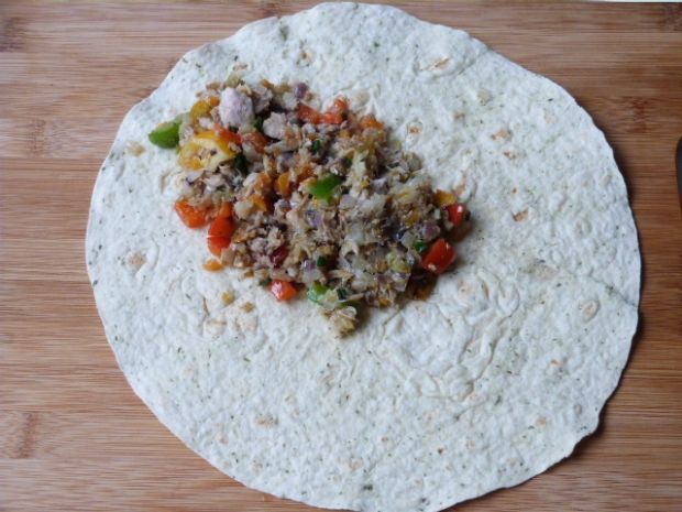 Ziołowa tortilla z warzywami i mięsem