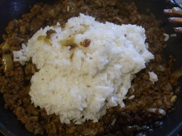 Żółta potrawka z ryżu i mięsa