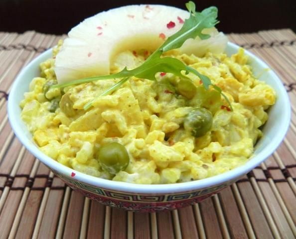 Żółta sałatka z indykiem curry i ryżem