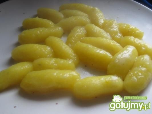 Żółte kluseczki kartoflane do sosów