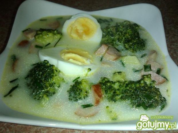 Zupa brokułowa z kiełbasą i jajkiem