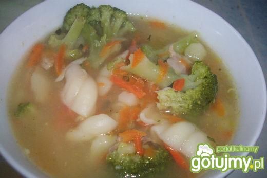 Zupa brokułowo - jarzynowa z muszelkami