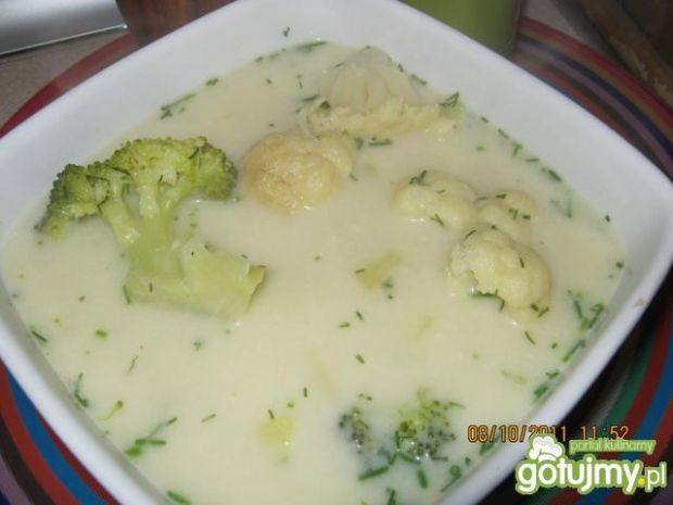 Zupa brokułowo-kalafiorowa z dodatkiem.