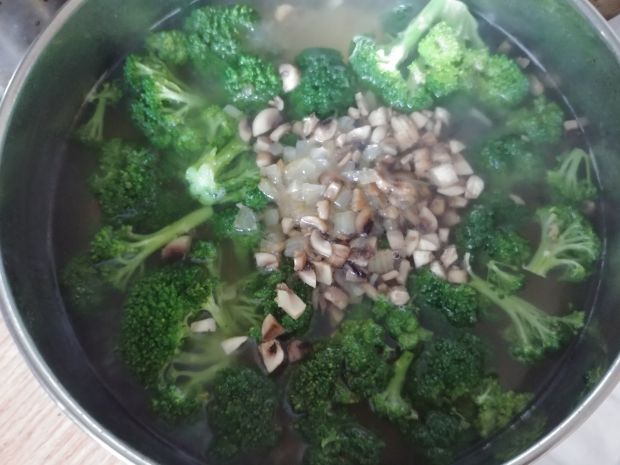 Zupa brokułowo - pieczarkowa