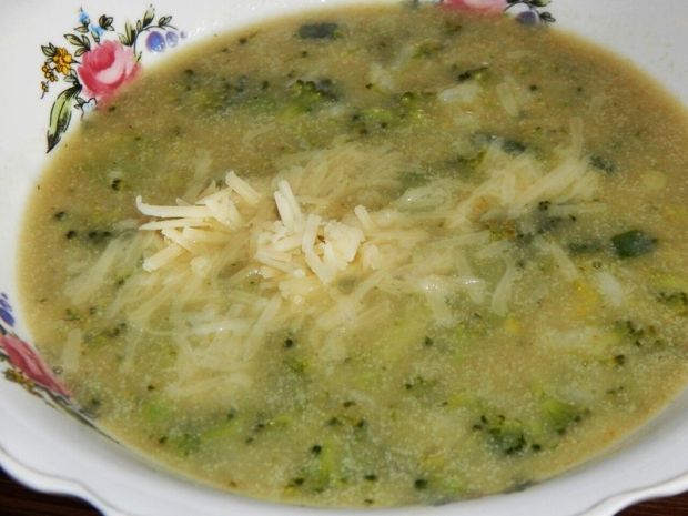 Zupa brokułowo-selerowa z serem cheddar