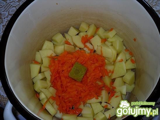 Zupa brukselkowa z tartą marchewką