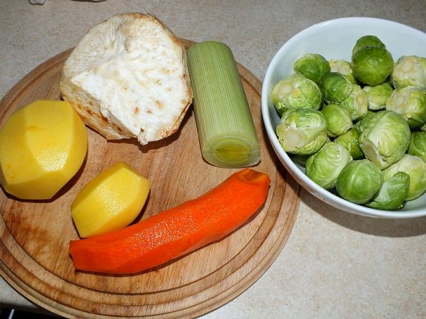 Zupa brukselkowa z tartymi warzywami